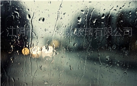 暴雨天，當(dāng)玻璃遇上霉斑